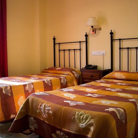 אדרה Hostal Restaurante La Curva מראה חיצוני תמונה