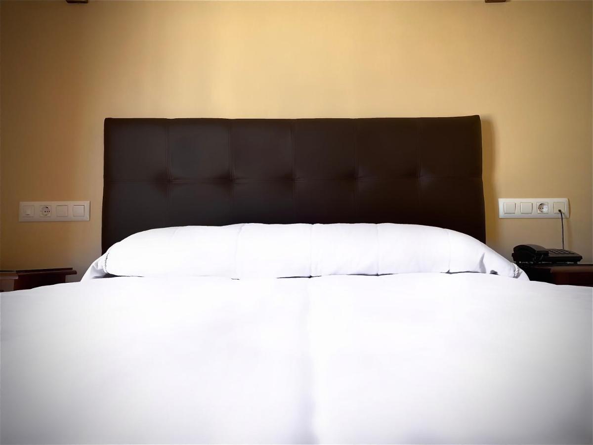 אדרה Hostal Restaurante La Curva מראה חיצוני תמונה